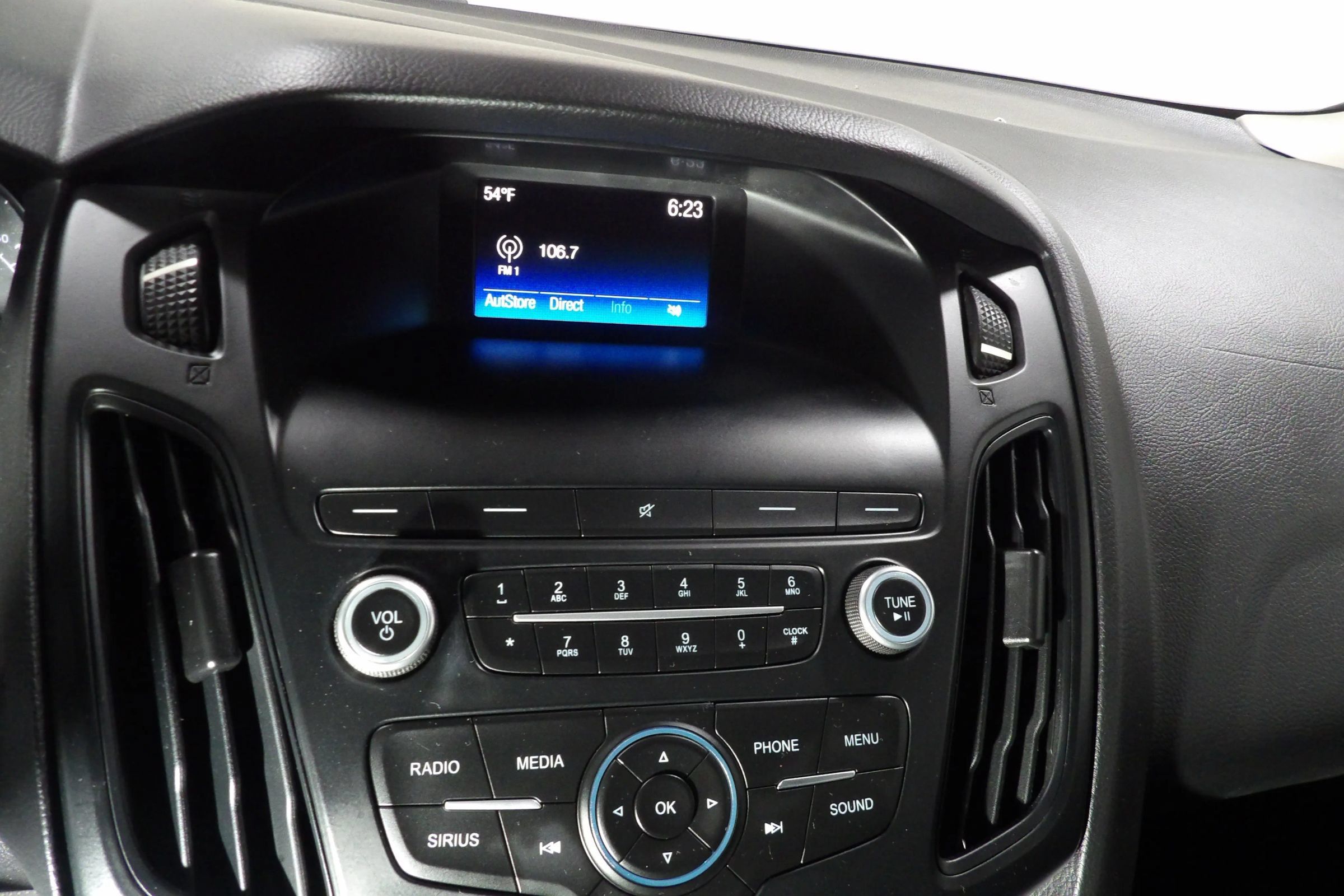 Used 2018 Ford Focus SE FWD image 12