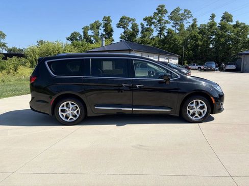 Used 2018 Chrysler Pacifica Touring-L w/ Tire & Wheel Group FWD image 4