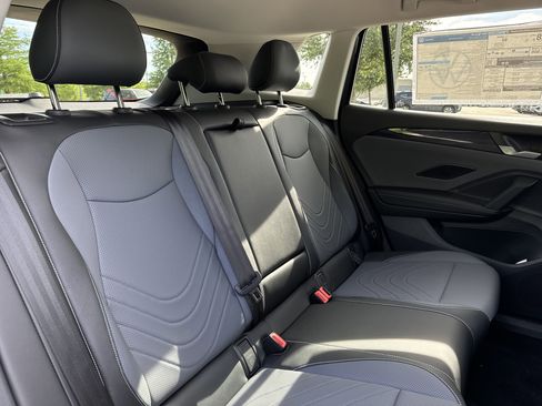 Used 2025 Volkswagen Tiguan SE image 17