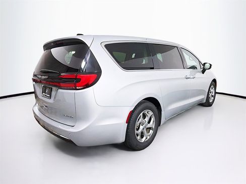 Used 2024 Chrysler Pacifica Limited image 7