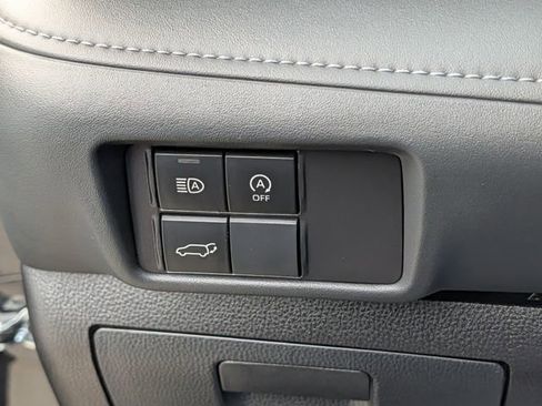 Used 2024 Toyota Highlander XLE FWD image 24