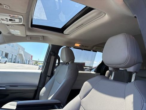 Used 2025 Toyota Sienna XLE FWD image 23