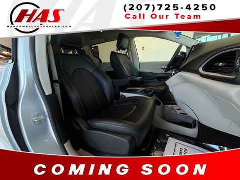 Used 2024 Chrysler Pacifica Touring-L FWD image 11