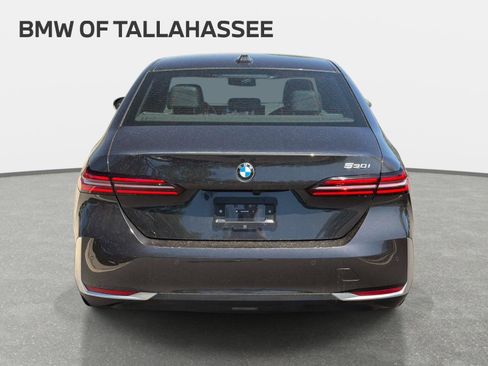 Used 2025 BMW 530i w/ Premium Package RWD image 6