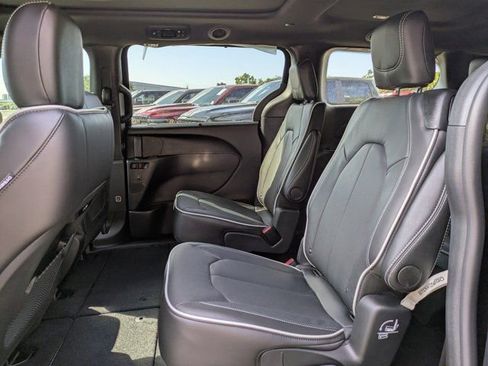 New 2026 Chrysler Pacifica Limited w/ S Appearance Package image 13