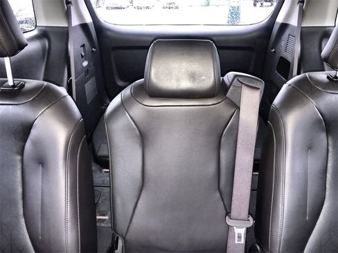 Used 2024 Kia Carnival LX image 22