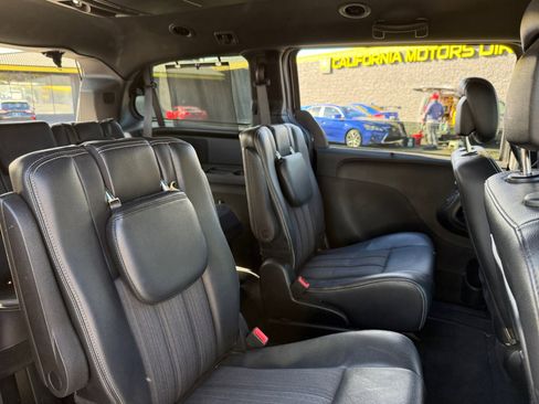 Used 2015 Chrysler Town & Country S w/ Driver Convenience Group image 20