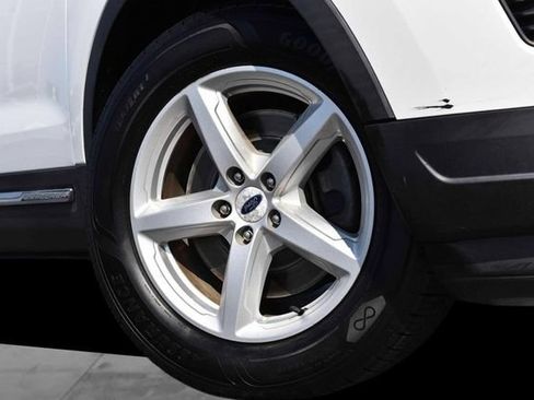 Used 2018 Ford Explorer XLT FWD image 3