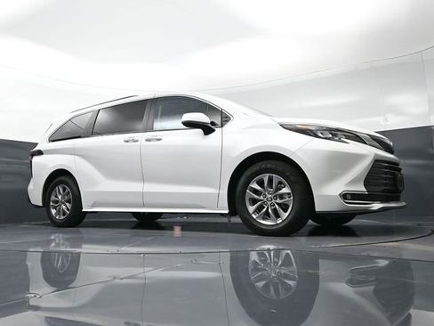 Used 2024 Toyota Sienna XLE image 46
