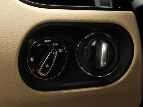 Certified 2025 Porsche Macan AWD/4WD image 35