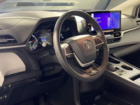 Used 2025 Toyota Sienna XLE AWD/4WD image 17