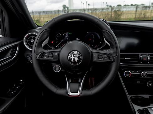 New 2025 Alfa Romeo Giulia w/ Veloce Package Rwd image 30