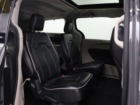 Used 2023 Chrysler Pacifica Limited FWD image 13