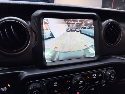 Used 2021 Jeep Gladiator Sport image 16