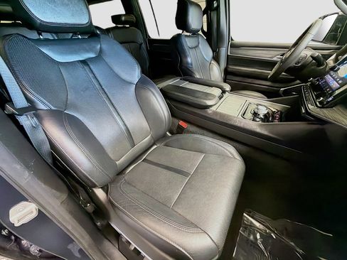 Used 2024 Jeep Wagoneer L Series II RWD image 13