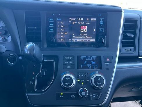 Used 2017 Toyota Sienna SE Premium FWD image 15
