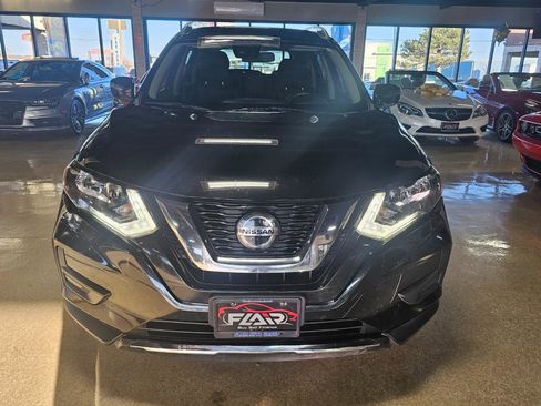 Used 2019 Nissan Rogue SV image 2