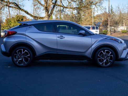 Used 2019 Toyota C-HR XLE image 6