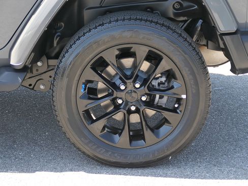 Used 2023 Jeep Wrangler Unlimited Sahara AWD/4WD image 10