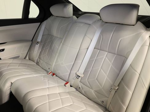 Used 2023 BMW 760i xDrive image 11