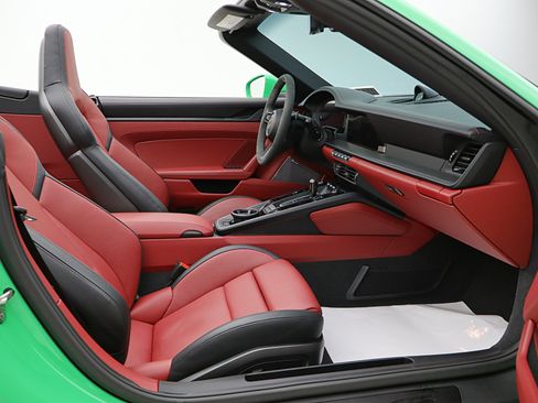 Used 2025 Porsche 911 Carrera GTS RWD image 32