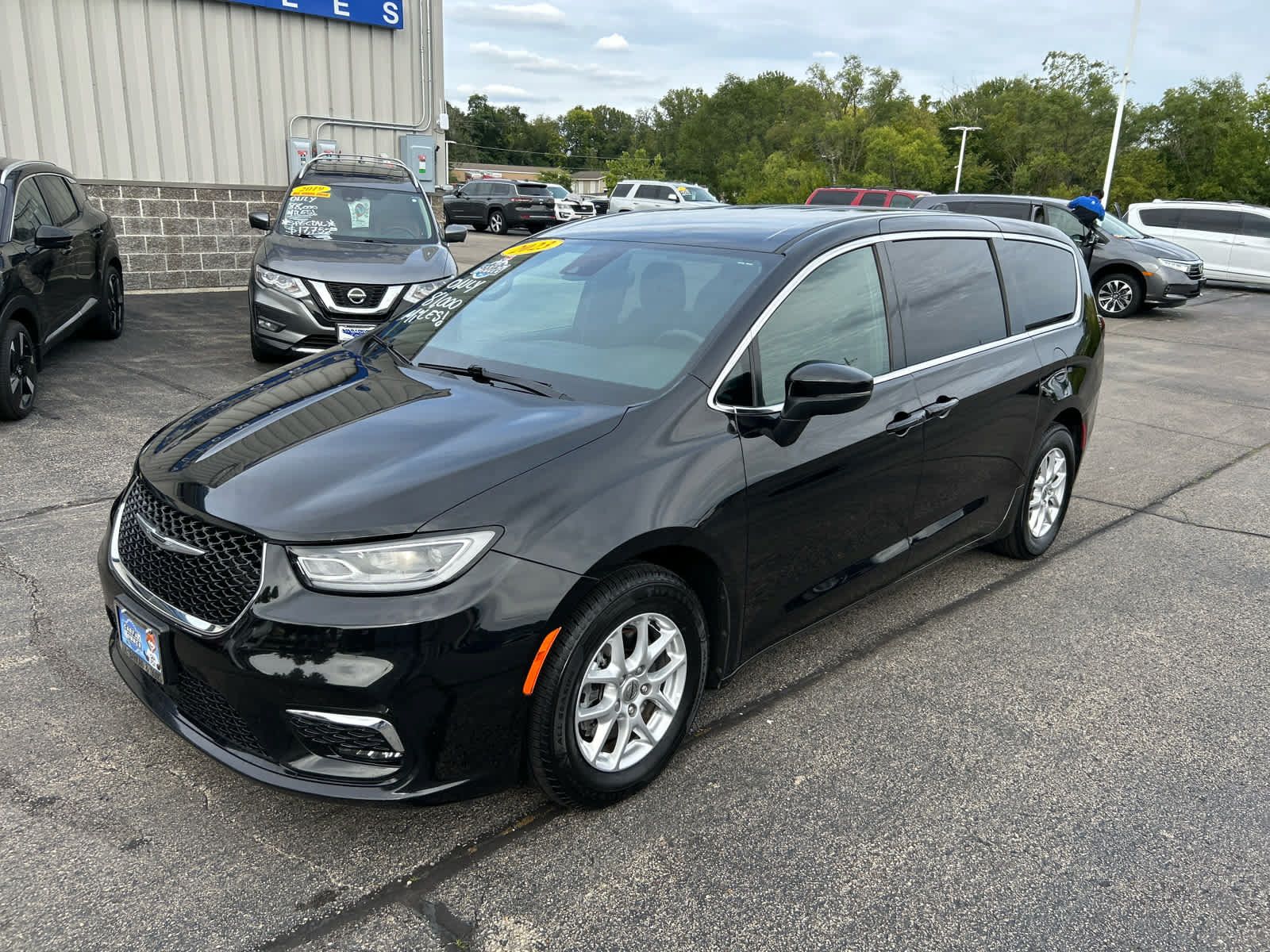 Used 2023 Chrysler Pacifica Touring FWD image 3