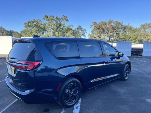 Used 2023 Chrysler Pacifica Touring-L w/ S Appearance Package image 7