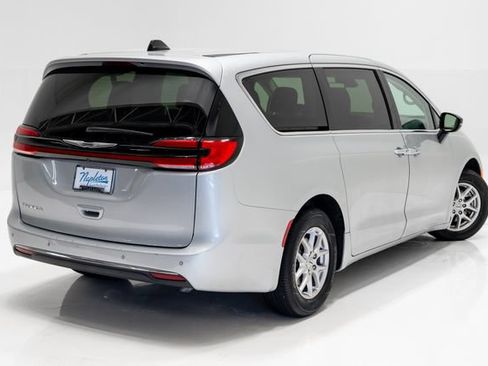 Used 2024 Chrysler Pacifica Touring-L FWD image 33