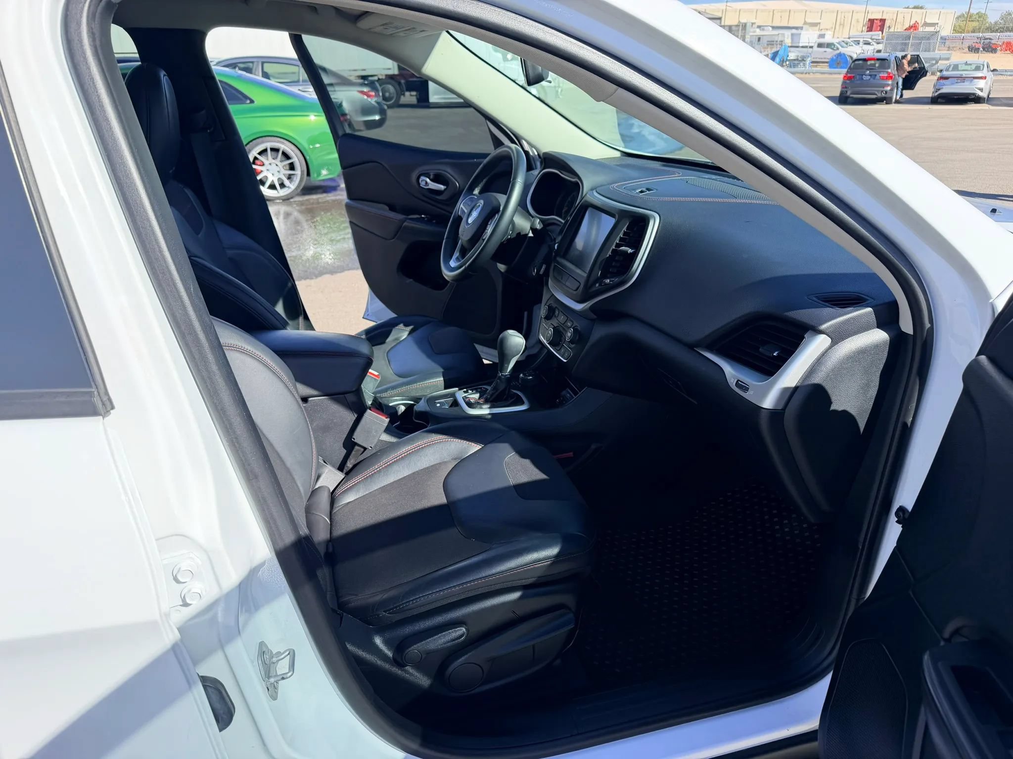 Used 2016 Jeep Cherokee Trailhawk AWD/4WD image 18