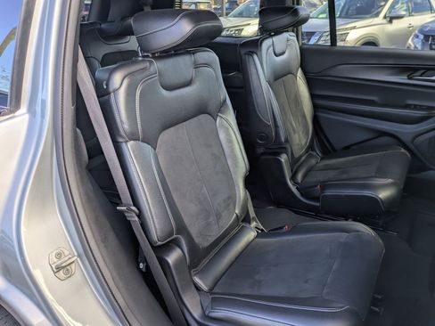 Used 2023 Jeep Grand Cherokee L Laredo image 31