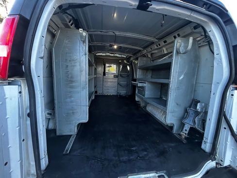 Used 2017 GMC Savana 3500 image 22