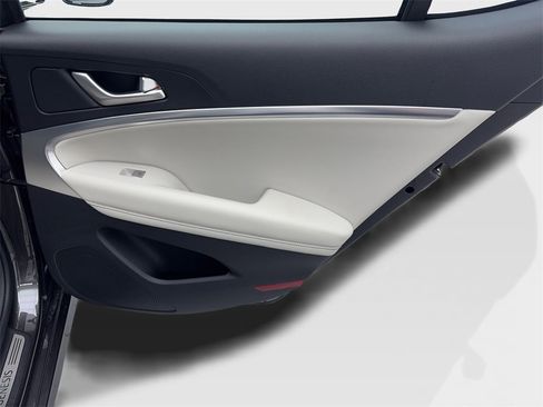 Used 2025 Genesis G70 2.5T image 42