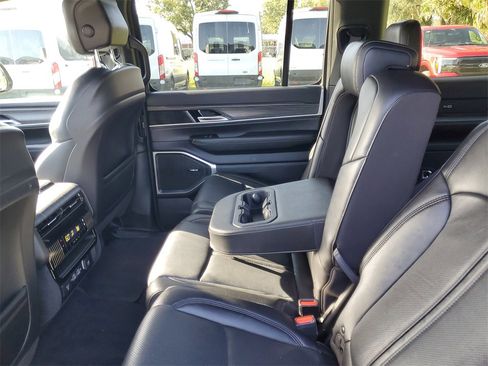 Used 2023 Jeep Wagoneer L Series II image 30