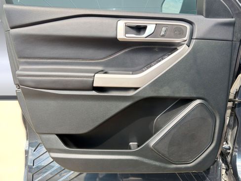 Used 2024 Ford Explorer XLT RWD image 12