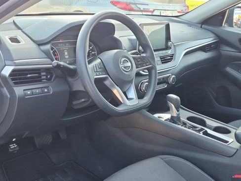 Used 2025 Nissan Altima 2.5 SV FWD image 15