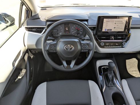 Used 2025 Toyota Corolla LE image 14