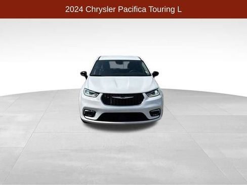 Used 2024 Chrysler Pacifica Touring-L FWD image 2