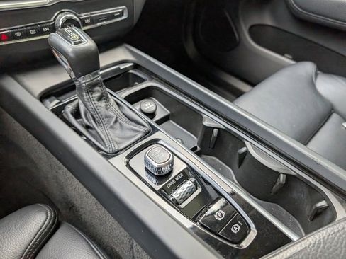 Used 2019 Volvo XC60 T5 Momentum w/ Multimedia Package image 17