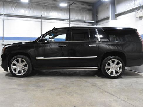 Used 2019 Cadillac Escalade ESV Premium Luxury AWD/4WD image 26
