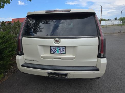 Used 2015 Cadillac Escalade Premium image 4