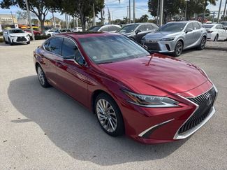 Used 2019 Lexus ES 300h Ultra Luxury w/ Accessory Package 2 video 1