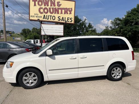 Used 2010 Chrysler Town & Country Touring FWD image 4