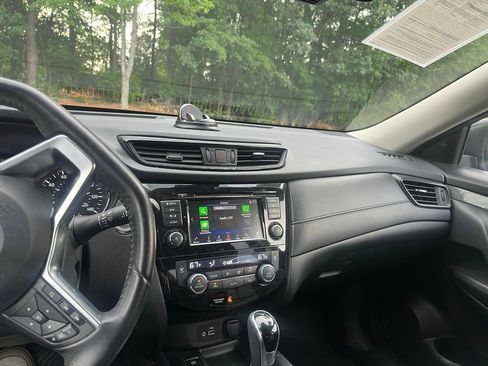 Used 2019 Nissan Rogue SV w/ Premium Package FWD image 4