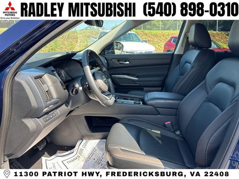 Used 2023 Nissan Pathfinder SL AWD/4WD image 3
