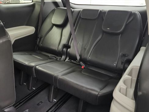 Used 2022 Kia Carnival LX FWD image 15
