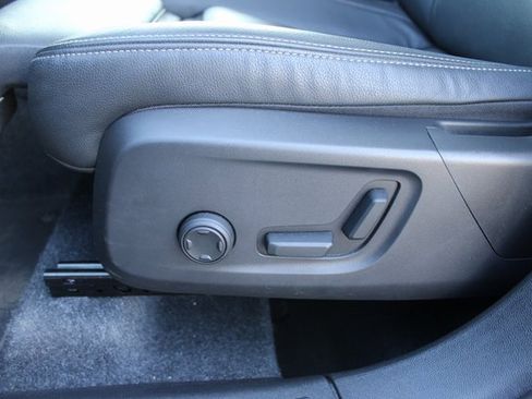 Used 2025 Volvo XC40 B5 Plus image 14