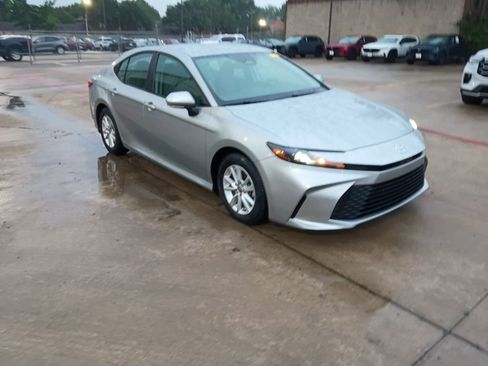 Used 2025 Toyota Camry LE image 6