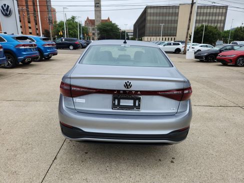 New 2025 Volkswagen Jetta SE image 4