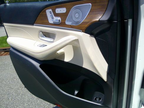 Used 2024 Mercedes-Benz GLS 450 4MATIC image 27