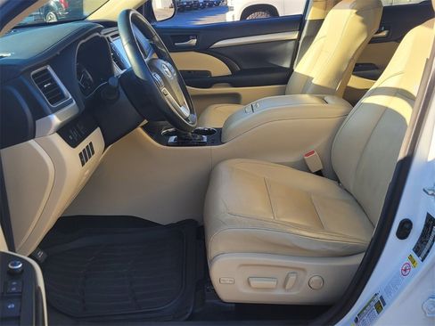 Used 2017 Toyota Highlander XLE image 4